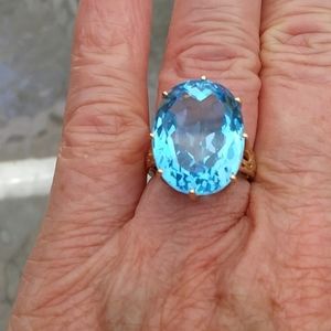 10kt. Large Swiss blue topaz ring size 7